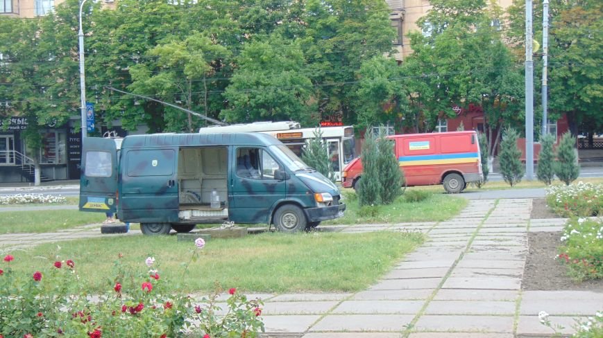 В Мариуполе перед сгоревшим горсоветом появился новый протестный пикет с палатками и знаменами (ФОТО) (фото) - фото 1 В Мариуполе перед сгоревшим горсоветом появился новый протестный пикет с палатками и знаменами (ФОТО) (фото) - фото 1