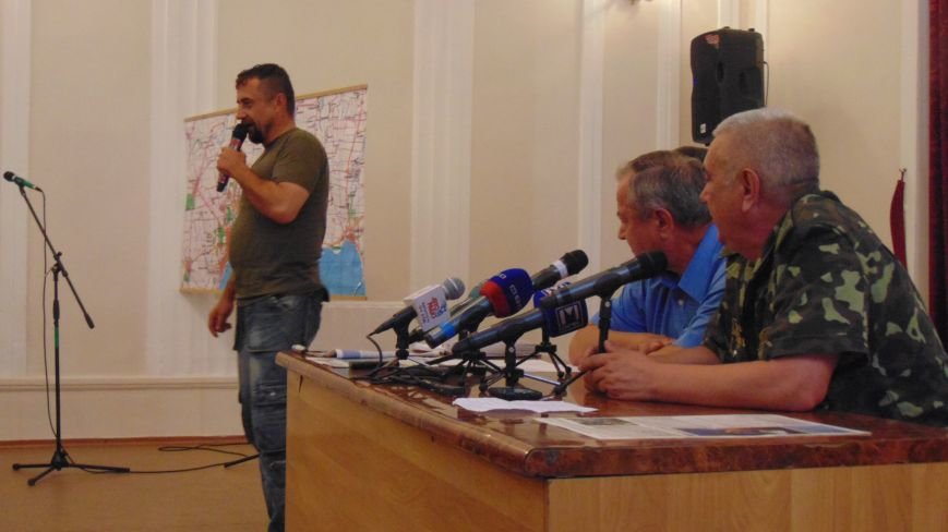 Выслушав руководителя сектора «М» активисты продолжили звать президента в Мариуполь для расстановки точек над i (ФОТО)) (фото) - фото 5 Выслушав руководителя сектора «М» активисты продолжили звать президента в Мариуполь для расстановки точек над i (ФОТО)) (фото) - фото 5