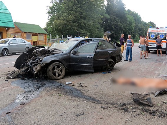 ДТП у селі Павлівка: двоє людей загинуло, ще одна - у лікарні (ФОТО) (фото) - фото 1 ДТП у селі Павлівка: двоє людей загинуло, ще одна - у лікарні (ФОТО) (фото) - фото 1