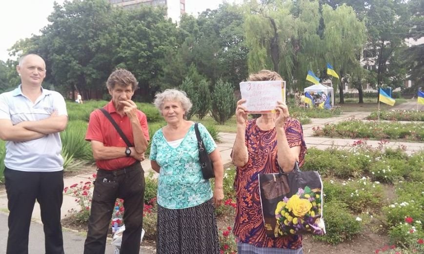 Участники незаконного референдума в Мариуполе вышли на митинг в поддержку Порошенко и Минских соглашений (ФОТО) (фото) - фото 1 Участники незаконного референдума в Мариуполе вышли на митинг в поддержку Порошенко и Минских соглашений (ФОТО) (фото) - фото 1