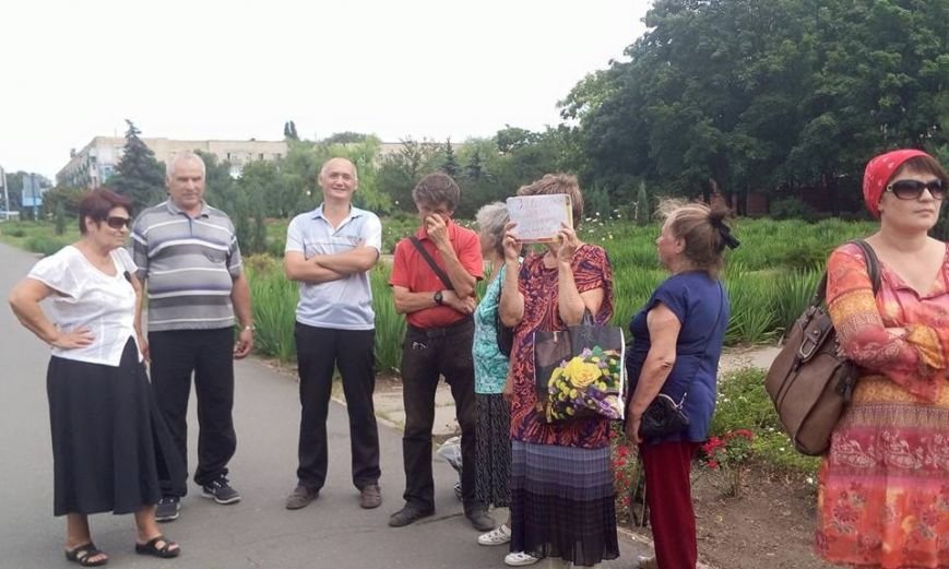 Участники незаконного референдума в Мариуполе вышли на митинг в поддержку Порошенко и Минских соглашений (ФОТО) (фото) - фото 1 Участники незаконного референдума в Мариуполе вышли на митинг в поддержку Порошенко и Минских соглашений (ФОТО) (фото) - фото 1