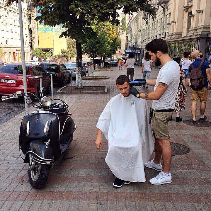 В Киеве парикмахер бесплатно стрижет бездомных (ФОТО) (фото) - фото 1 В Киеве парикмахер бесплатно стрижет бездомных (ФОТО) (фото) - фото 1