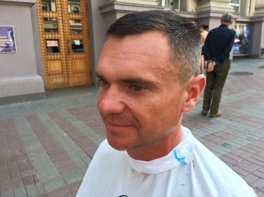 В Киеве парикмахер бесплатно стрижет бездомных (ФОТО) (фото) - фото 1 В Киеве парикмахер бесплатно стрижет бездомных (ФОТО) (фото) - фото 1