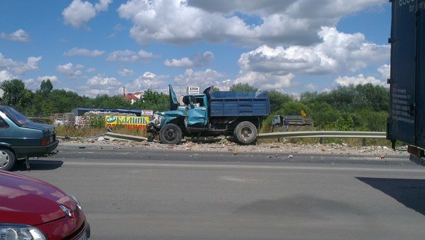 У Тернополі – масштабна ДТП: зіткнулися три автівки (фото, відео) (фото) - фото 4 У Тернополі – масштабна ДТП: зіткнулися три автівки (фото, відео) (фото) - фото 4