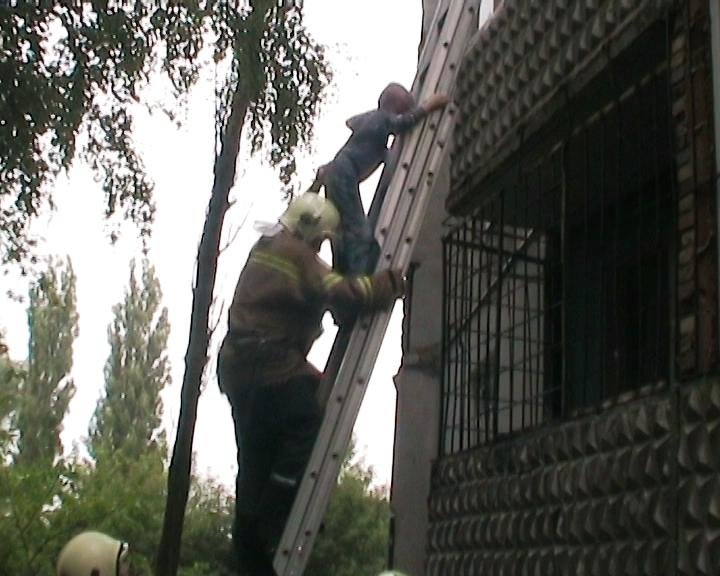 В Сумах 9-летний мальчик собирался спрыгнуть с балкона (ФОТО+ВИДЕО) (фото) - фото 1 В Сумах 9-летний мальчик собирался спрыгнуть с балкона (ФОТО+ВИДЕО) (фото) - фото 1