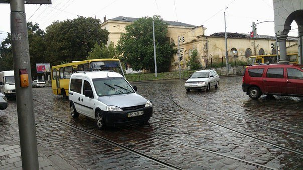 У Залізничному районі Львова не працюють світлофори (фото) - фото 1 У Залізничному районі Львова не працюють світлофори (фото) - фото 1