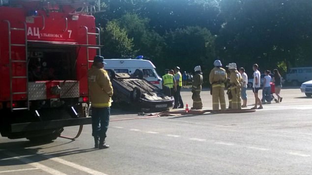 На кольце 50-летия ВЛКСМ в аварии перевернулся автомобиль (фото) - фото 2