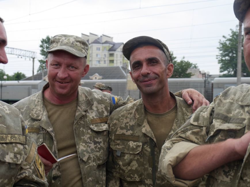 Сьогодні тернополяни проводжали на схід близько 100 бійців (фоторепортаж) (фото) - фото 1 Сьогодні тернополяни проводжали на схід близько 100 бійців (фоторепортаж) (фото) - фото 1