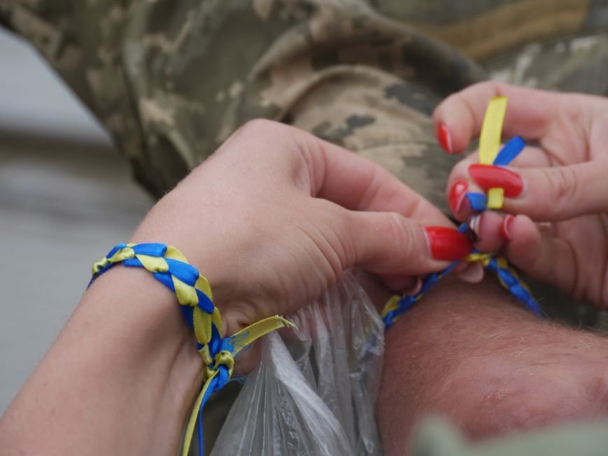 Сьогодні тернополяни проводжали на схід близько 100 бійців (фоторепортаж) (фото) - фото 1 Сьогодні тернополяни проводжали на схід близько 100 бійців (фоторепортаж) (фото) - фото 1