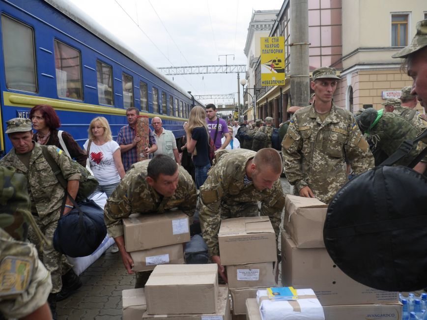 Сьогодні тернополяни проводжали на схід близько 100 бійців (фоторепортаж) (фото) - фото 1 Сьогодні тернополяни проводжали на схід близько 100 бійців (фоторепортаж) (фото) - фото 1