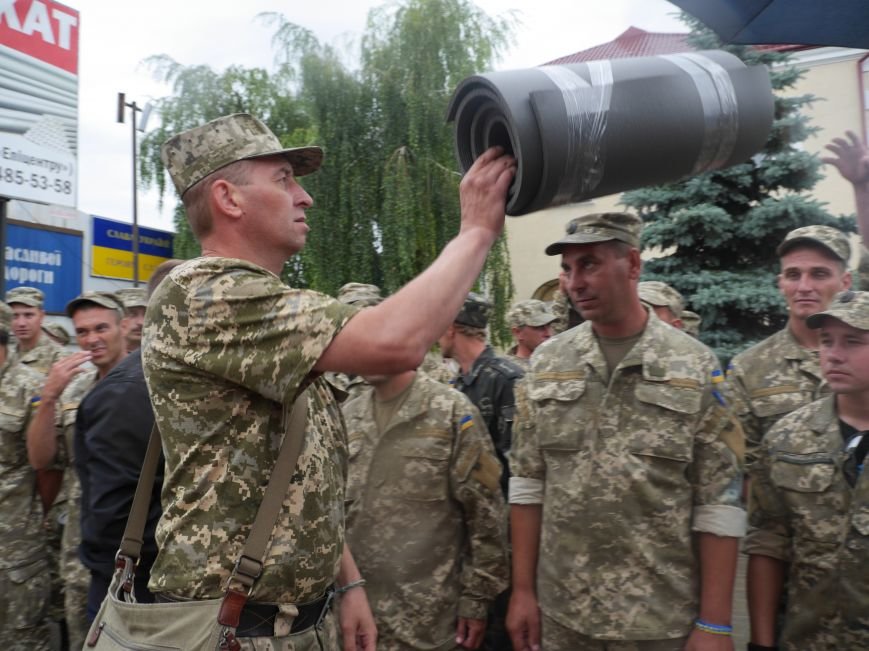 Сьогодні тернополяни проводжали на схід близько 100 бійців (фоторепортаж) (фото) - фото 1 Сьогодні тернополяни проводжали на схід близько 100 бійців (фоторепортаж) (фото) - фото 1