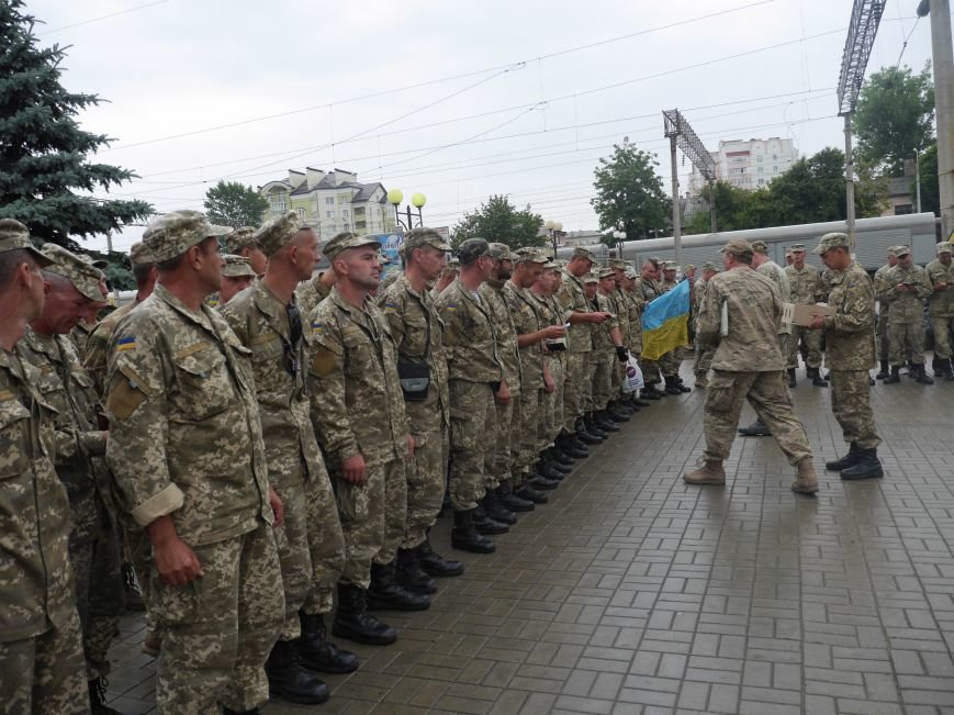 Сьогодні тернополяни проводжали на схід близько 100 бійців (фоторепортаж) (фото) - фото 1 Сьогодні тернополяни проводжали на схід близько 100 бійців (фоторепортаж) (фото) - фото 1