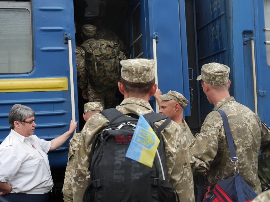 Сьогодні тернополяни проводжали на схід близько 100 бійців (фоторепортаж) (фото) - фото 1 Сьогодні тернополяни проводжали на схід близько 100 бійців (фоторепортаж) (фото) - фото 1