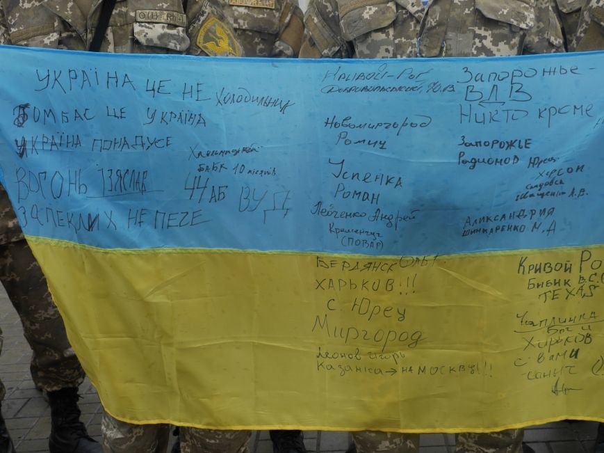 Сьогодні тернополяни проводжали на схід близько 100 бійців (фоторепортаж) (фото) - фото 1 Сьогодні тернополяни проводжали на схід близько 100 бійців (фоторепортаж) (фото) - фото 1