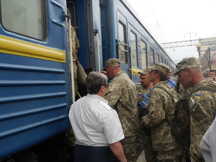 Сьогодні тернополяни проводжали на схід близько 100 бійців (фоторепортаж) (фото) - фото 1 Сьогодні тернополяни проводжали на схід близько 100 бійців (фоторепортаж) (фото) - фото 1