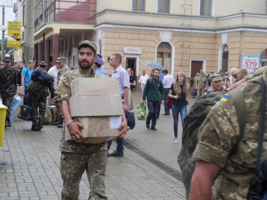 Сьогодні тернополяни проводжали на схід близько 100 бійців (фоторепортаж) (фото) - фото 1 Сьогодні тернополяни проводжали на схід близько 100 бійців (фоторепортаж) (фото) - фото 1