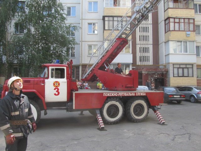 В Киевской области 3-летний мальчик едва не упал с шестого этажа (ФОТО) (фото) - фото 1 В Киевской области 3-летний мальчик едва не упал с шестого этажа (ФОТО) (фото) - фото 1