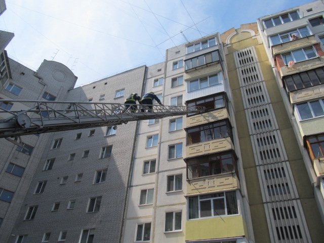 В Киевской области 3-летний мальчик едва не упал с шестого этажа (ФОТО) (фото) - фото 1 В Киевской области 3-летний мальчик едва не упал с шестого этажа (ФОТО) (фото) - фото 1