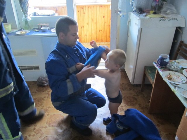 В Киевской области 3-летний мальчик едва не упал с шестого этажа (ФОТО) (фото) - фото 1 В Киевской области 3-летний мальчик едва не упал с шестого этажа (ФОТО) (фото) - фото 1