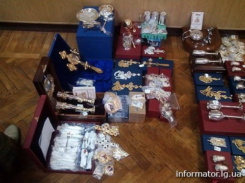Из «ЛНР» в счастье боевики пытались вывезти драгоценностей на полмиллиона долларов (ФОТО) (фото) - фото 1 Из «ЛНР» в счастье боевики пытались вывезти драгоценностей на полмиллиона долларов (ФОТО) (фото) - фото 1