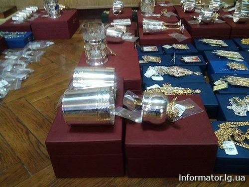 Из «ЛНР» в счастье боевики пытались вывезти драгоценностей на полмиллиона долларов (ФОТО) (фото) - фото 1 Из «ЛНР» в счастье боевики пытались вывезти драгоценностей на полмиллиона долларов (ФОТО) (фото) - фото 1