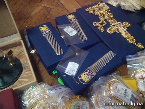Из «ЛНР» в счастье боевики пытались вывезти драгоценностей на полмиллиона долларов (ФОТО) (фото) - фото 1 Из «ЛНР» в счастье боевики пытались вывезти драгоценностей на полмиллиона долларов (ФОТО) (фото) - фото 1