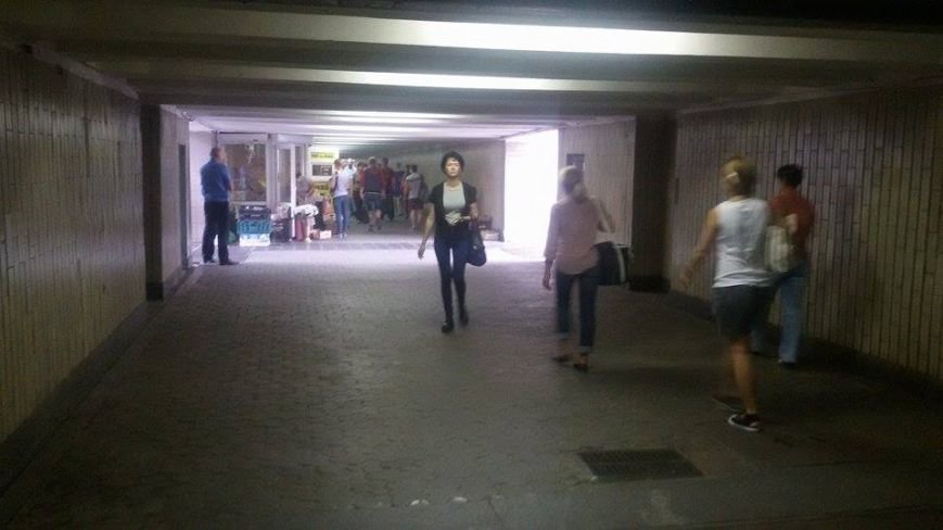 В Киеве на метро «Осокорки» разонали стихийную торговлю (ФОТОФАКТ) (фото) - фото 1 В Киеве на метро «Осокорки» разонали стихийную торговлю (ФОТОФАКТ) (фото) - фото 1