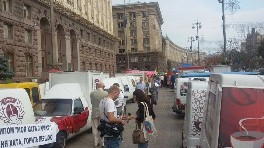 В Киеве автокофейни частично заблокировали пешеходный проход под КГГА (ФОТОФАКТ) (фото) - фото 1 В Киеве автокофейни частично заблокировали пешеходный проход под КГГА (ФОТОФАКТ) (фото) - фото 1