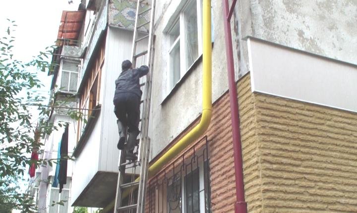 Мешканець Конотопа майже добу знаходився в непритомному стані у власній квартирі після удару головою об шафу (фото) - фото 1 Мешканець Конотопа майже добу знаходився в непритомному стані у власній квартирі після удару головою об шафу (фото) - фото 1