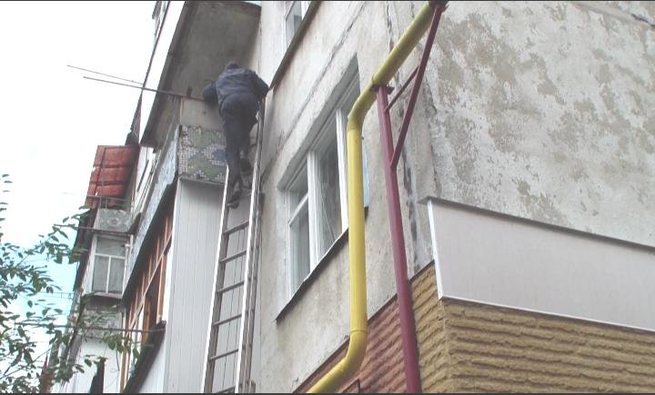 Мешканець Конотопа майже добу знаходився в непритомному стані у власній квартирі після удару головою об шафу (фото) - фото 1 Мешканець Конотопа майже добу знаходився в непритомному стані у власній квартирі після удару головою об шафу (фото) - фото 1