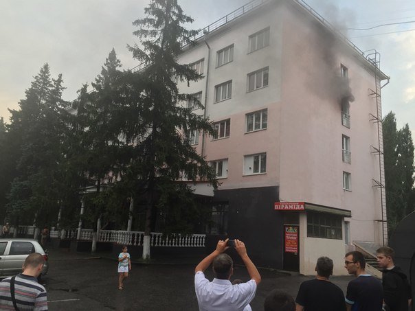 Сегодня вечером горела гостиница «Днепровские зори» (ФОТО) (фото) - фото 1 Сегодня вечером горела гостиница «Днепровские зори» (ФОТО) (фото) - фото 1
