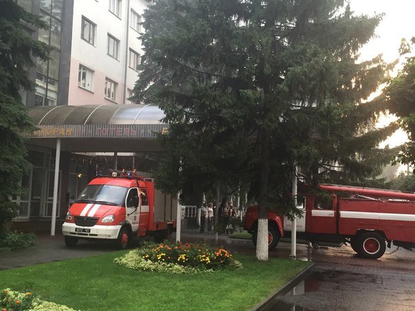 Сегодня вечером горела гостиница «Днепровские зори» (ФОТО) (фото) - фото 1 Сегодня вечером горела гостиница «Днепровские зори» (ФОТО) (фото) - фото 1