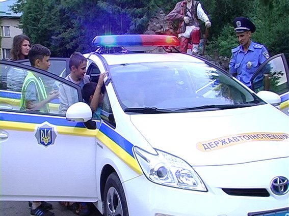 Працівники ДАІ розповідали вихованцям дитячого табору про правила дорожнього руху (ФОТО) (фото) - фото 1 Працівники ДАІ розповідали вихованцям дитячого табору про правила дорожнього руху (ФОТО) (фото) - фото 1