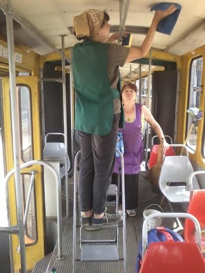 Львівські трамваї та тролейбуси миють у дві зміни (ФОТО) (фото) - фото 4 Львівські трамваї та тролейбуси миють у дві зміни (ФОТО) (фото) - фото 4
