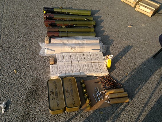 В Подгороденем в автобусе волонтеров и автомобиле военнослужащих обнаружили боеприпасы (фото) - фото 1 В Подгороденем в автобусе волонтеров и автомобиле военнослужащих обнаружили боеприпасы (фото) - фото 1