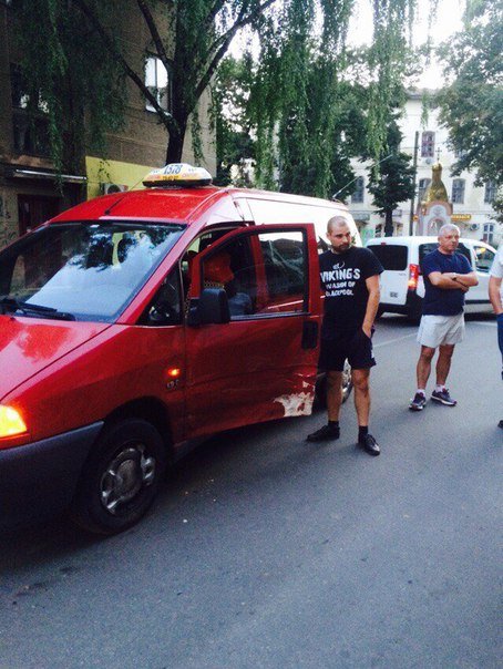 В Івано-Франківську у центрі міста зіткнулися дві іномарки (ФОТО) (фото) - фото 1 В Івано-Франківську у центрі міста зіткнулися дві іномарки (ФОТО) (фото) - фото 1