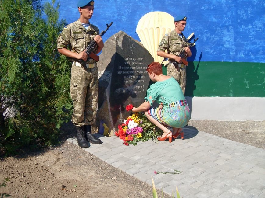 Николаевцы почтили память десантников, погибших на Донбассе (ФОТО) (фото) - фото 9 Николаевцы почтили память десантников, погибших на Донбассе (ФОТО) (фото) - фото 9