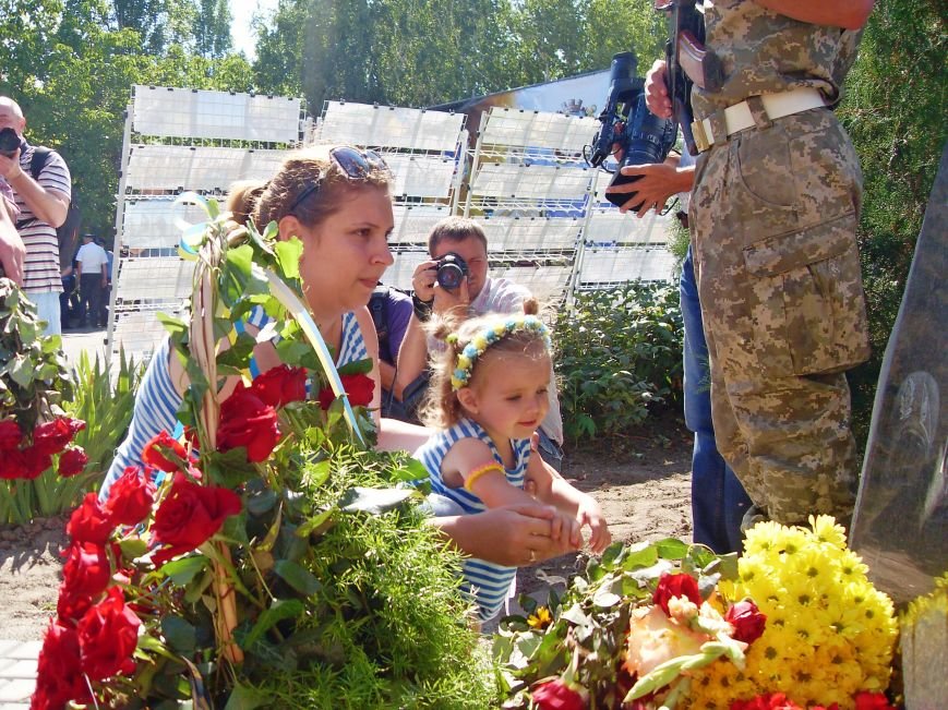 Николаевцы почтили память десантников, погибших на Донбассе (ФОТО) (фото) - фото 12