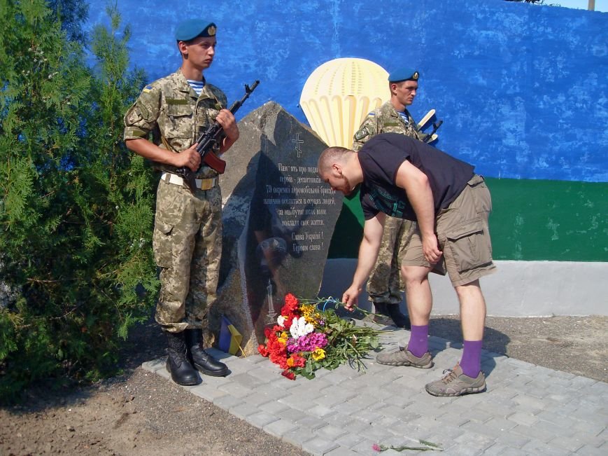Николаевцы почтили память десантников, погибших на Донбассе (ФОТО) (фото) - фото 9