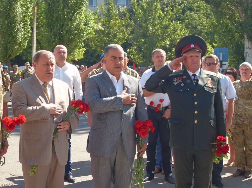 Николаевцы почтили память десантников, погибших на Донбассе (ФОТО) (фото) - фото 8 Николаевцы почтили память десантников, погибших на Донбассе (ФОТО) (фото) - фото 8