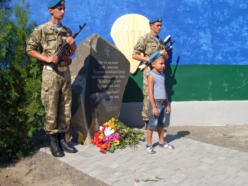 Николаевцы почтили память десантников, погибших на Донбассе (ФОТО) (фото) - фото 6 Николаевцы почтили память десантников, погибших на Донбассе (ФОТО) (фото) - фото 6