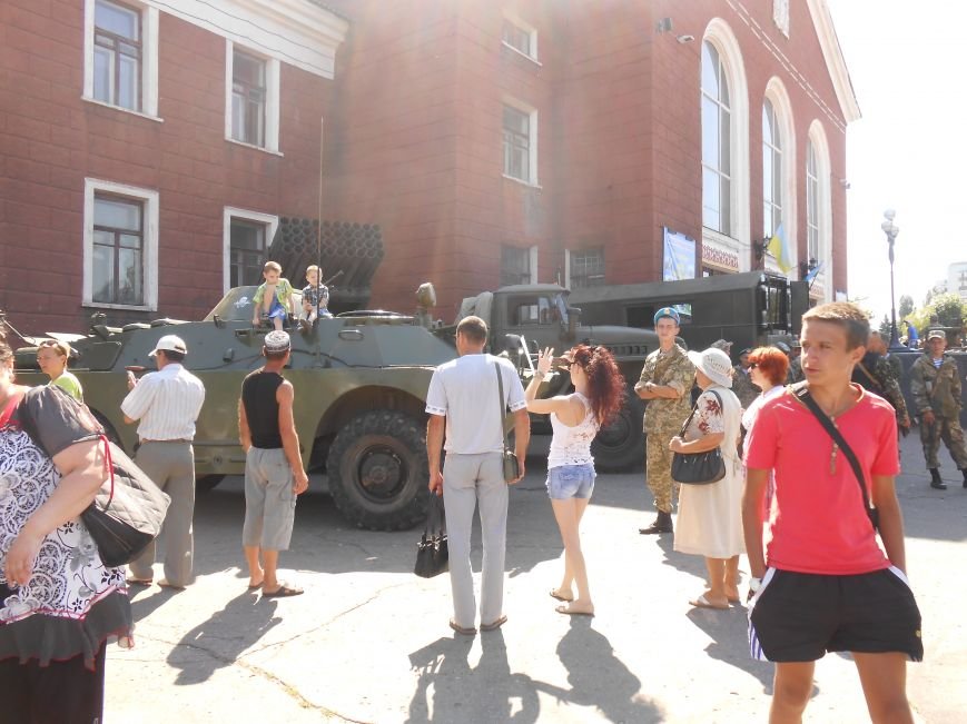 В Димитрове День ВДВ отметили парадом военной техники (фото) - фото 4 В Димитрове День ВДВ отметили парадом военной техники (фото) - фото 4