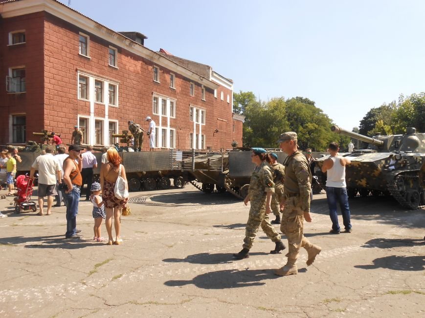 В Димитрове День ВДВ отметили парадом военной техники (фото) - фото 5 В Димитрове День ВДВ отметили парадом военной техники (фото) - фото 5