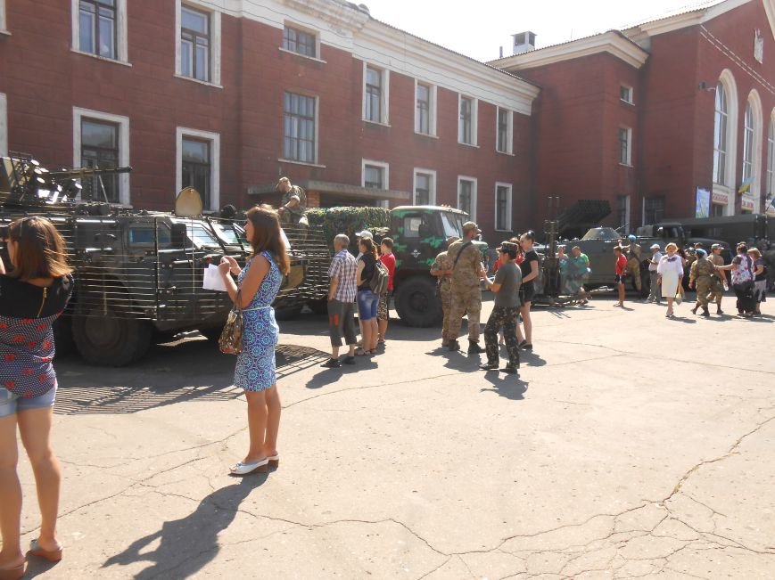 В Димитрове День ВДВ отметили парадом военной техники (фото) - фото 1 В Димитрове День ВДВ отметили парадом военной техники (фото) - фото 1