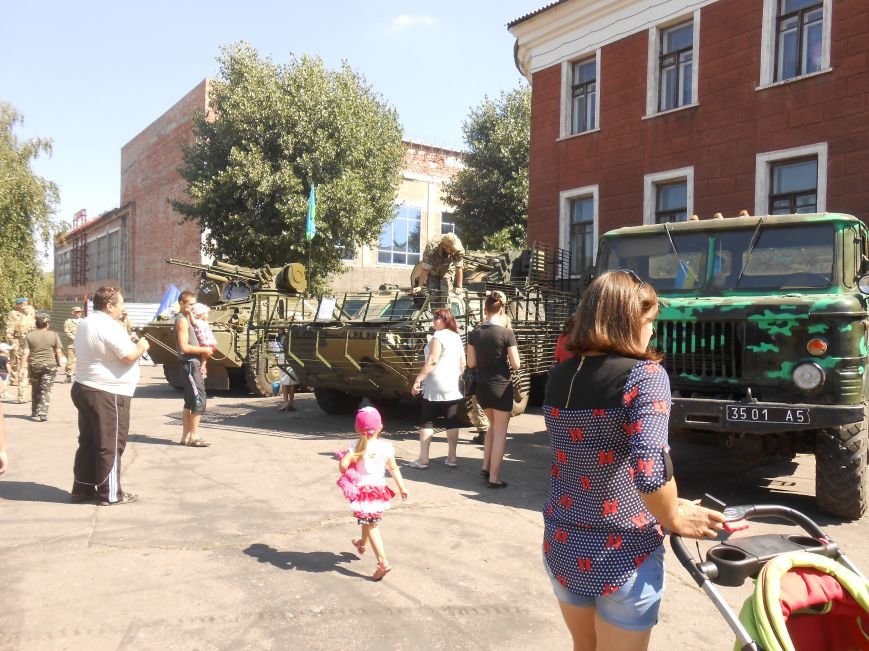 В Димитрове День ВДВ отметили парадом военной техники (фото) - фото 2 В Димитрове День ВДВ отметили парадом военной техники (фото) - фото 2
