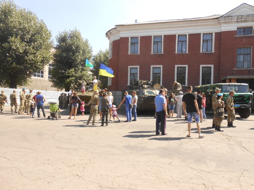 В Димитрове День ВДВ отметили парадом военной техники (фото) - фото 3 В Димитрове День ВДВ отметили парадом военной техники (фото) - фото 3
