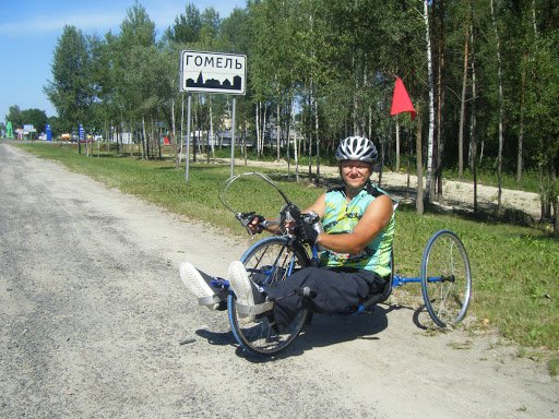 Спортсмен-колясочник из Шостки продолжает супермарафон Шостка-Могилев (ФОТО) (фото) - фото 1 Спортсмен-колясочник из Шостки продолжает супермарафон Шостка-Могилев (ФОТО) (фото) - фото 1