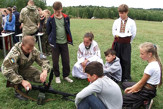 Дітям з табору «Карпатський легіон» показали як працюють міліціонери-кінологи (ФОТО) (фото) - фото 1 Дітям з табору «Карпатський легіон» показали як працюють міліціонери-кінологи (ФОТО) (фото) - фото 1
