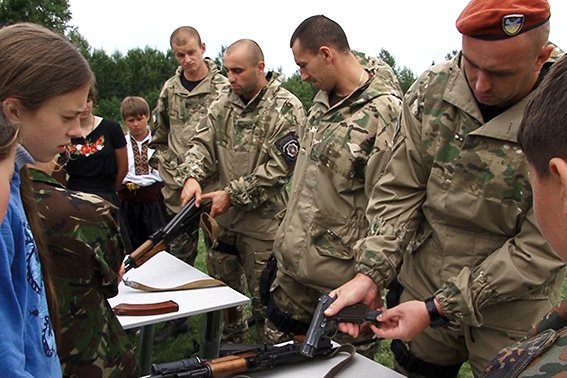 Дітям з табору «Карпатський легіон» показали як працюють міліціонери-кінологи (ФОТО) (фото) - фото 1 Дітям з табору «Карпатський легіон» показали як працюють міліціонери-кінологи (ФОТО) (фото) - фото 1
