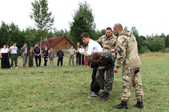 Дітям з табору «Карпатський легіон» показали як працюють міліціонери-кінологи (ФОТО) (фото) - фото 1 Дітям з табору «Карпатський легіон» показали як працюють міліціонери-кінологи (ФОТО) (фото) - фото 1